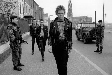 Pase de modelos por las calles de Belfast: Jo, tia, que guapo es Paul Simonon!