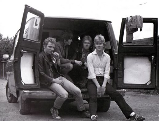 ¡Igualito que el Equipo A! Antes me meto en una tienda de campaña en el ViñaRock que en ese trasto.. Para más Inri lleva una L.