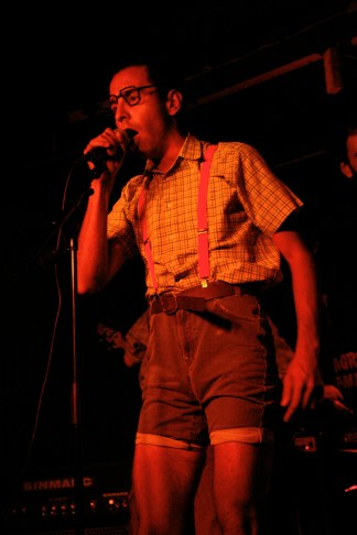 El Chino toma el control y enfurece a las masas.